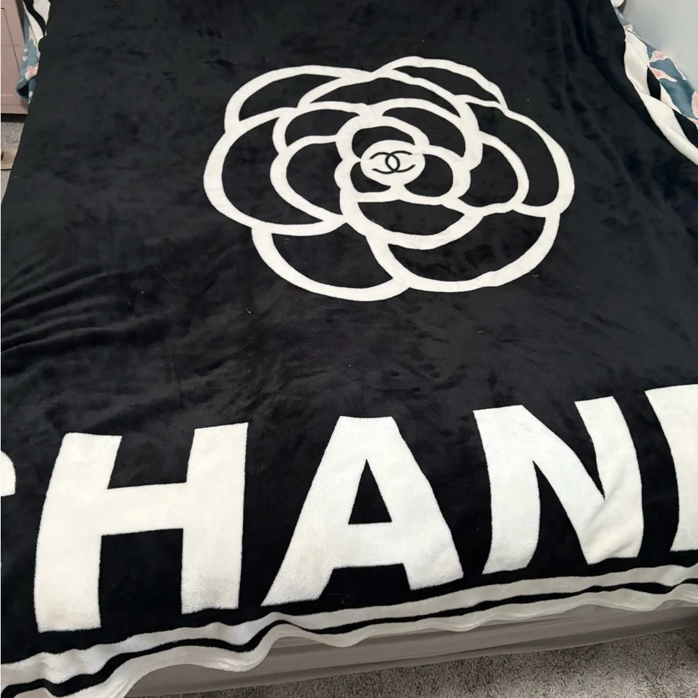 CHANEL Black and White camellia Blanket - Picture 2 of 8